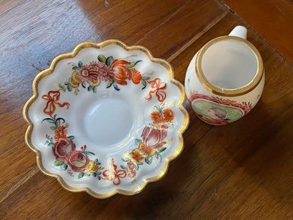Tasse en verre opalin peint d'un profil d'homme...