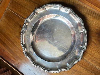 FOUQUET-LAPART: Plat rond en argent, contour...
