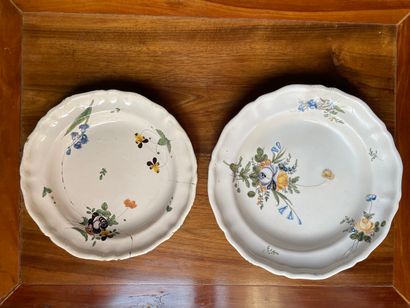 MOUSTIERS XVIII°

Deux assiettes en faience...