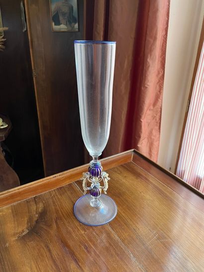 Grand verre de Murano , le pied bleu et or...