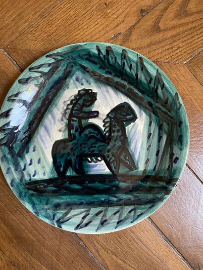 H. GACZYNSKI.

Assiette en faience à décor...