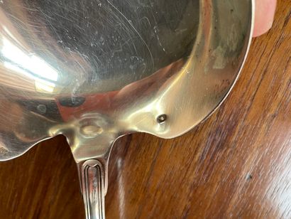 Cuillère à crème en argent, modèle coquille.

Argent...
