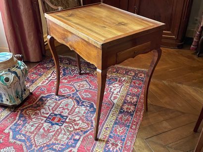 Table à jeux en bois fruitier, pieds cambrés,...