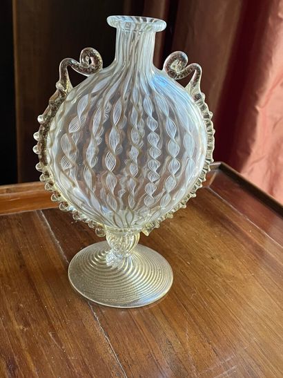 Vase lenticulaire sur piedouche, en verre...