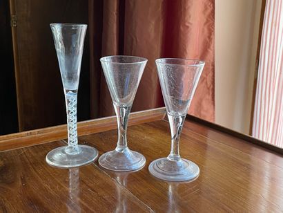 Paire de verres à jambe et un autre à filigrane...