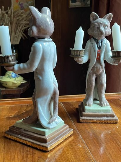Paire de bougeoirs en porcelaine figurant...