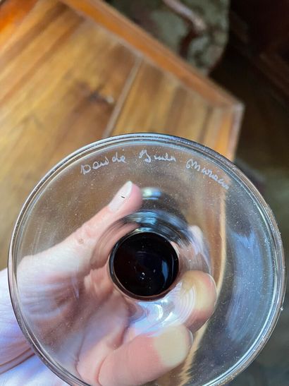Grand verre sur piedouche en verre fumé....