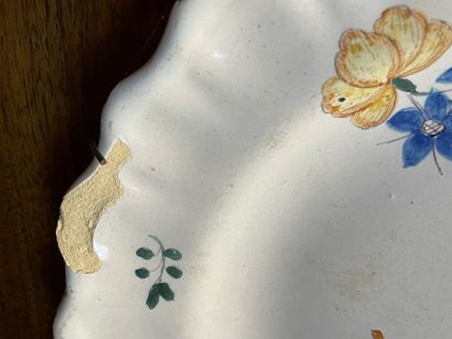 MOUSTIERS XVIII°

Assiette en faience à décor...