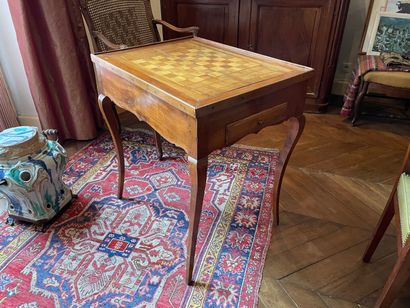 Table à jeux en bois fruitier, pieds cambrés,...