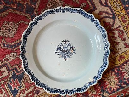 Grand plat en faience à décor de panier fleuri,...
