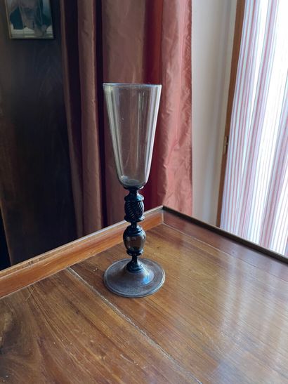 Grand verre sur piedouche en verre fumé....