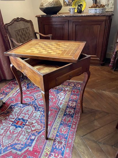 Table à jeux en bois fruitier, pieds cambrés,...
