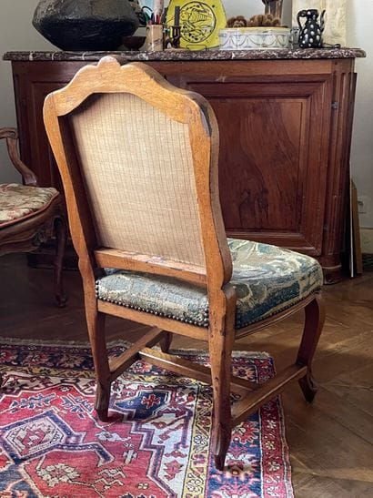 Chaise en chêne sculpté et mouluré.

Epoque...