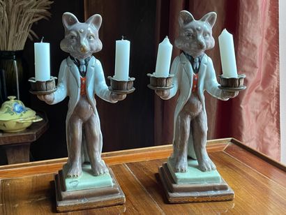 Paire de bougeoirs en porcelaine figurant...