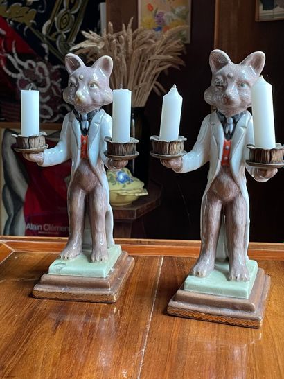 Paire de bougeoirs en porcelaine figurant...