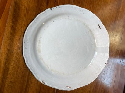 Petit plat rond en faience à décor d'oeillets

Fin...