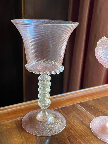 Collection de trois verres roses et paillons...