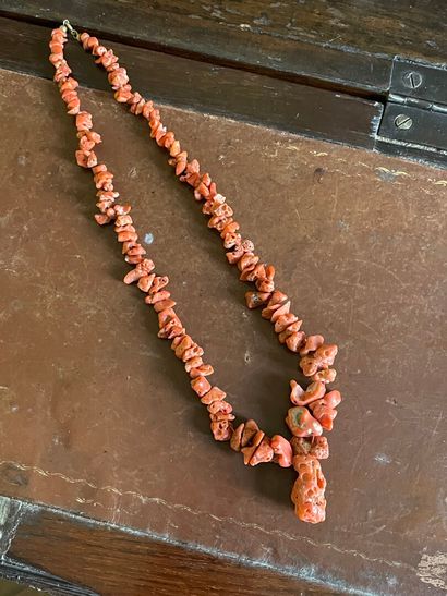 Collier de gorgone de couleur corail brut.

L:...
