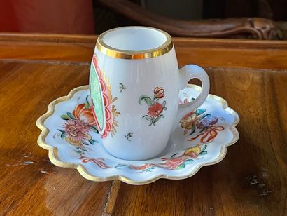 Tasse en verre opalin peint d'un profil d'homme...