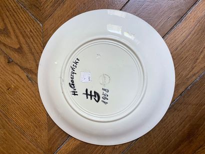 H. GACZYNSKI.

Assiette en faience à décor...