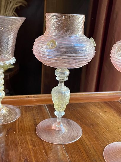 Collection de trois verres roses et paillons...