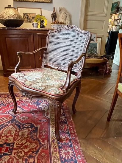 Fauteuil à dossier plat, en bois sculpté...