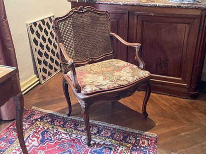 Fauteuil à dossier plat, en bois sculpté...