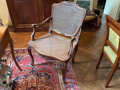 Fauteuil à dossier plat, en bois sculpté...
