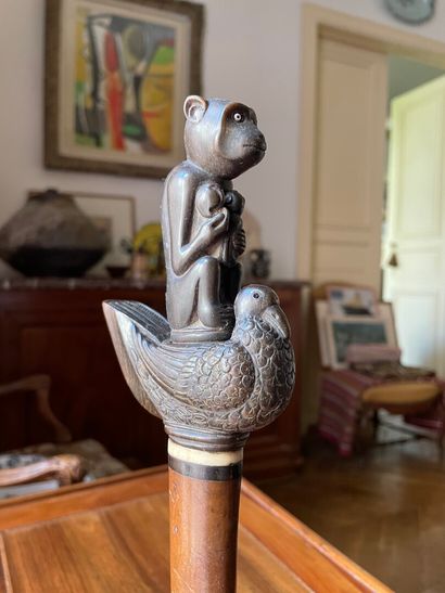Poignard avec fourreau en bois sculpté d'un...