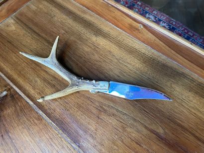 Couteau pliant en bois de cerf. 

L: 19 ...