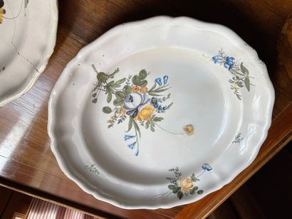 MOUSTIERS XVIII°

Deux assiettes en faience...