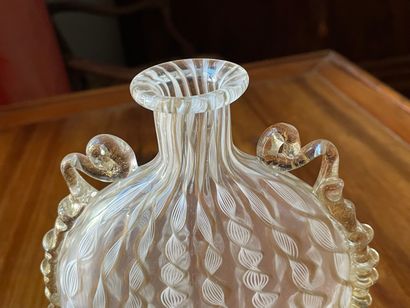 Vase lenticulaire sur piedouche, en verre...