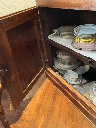 Buffet bas en noyer, sur plinthe, les arêtes...