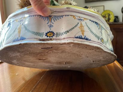 Bannette en faience XVIII°.

9 x 31 x 24...