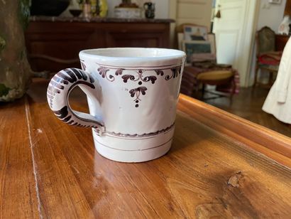 Grande tasse en faience XVIII°

H: 10,5 ...