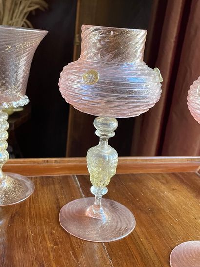Collection de trois verres roses et paillons...