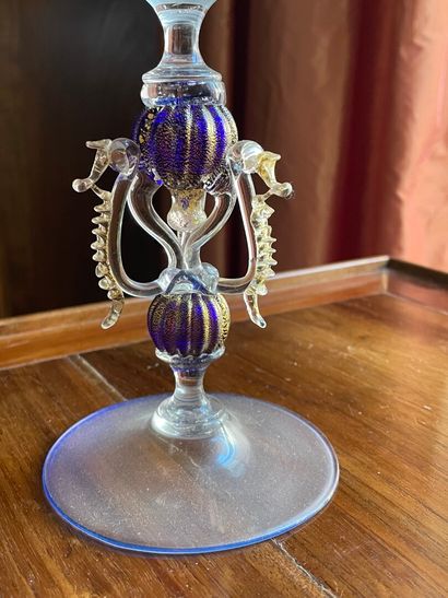 Grand verre de Murano , le pied bleu et or...