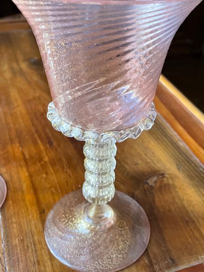 Collection de trois verres roses et paillons...