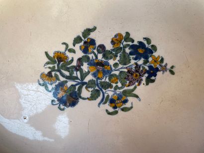 MOUSTIERS:

Deux Plats ovales en faience...
