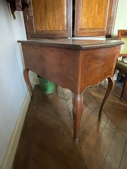 Commode dite perruquière à profond tiroir...