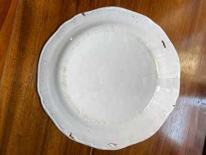 Petit plat rond en faience à décor d'oeillets

Fin...