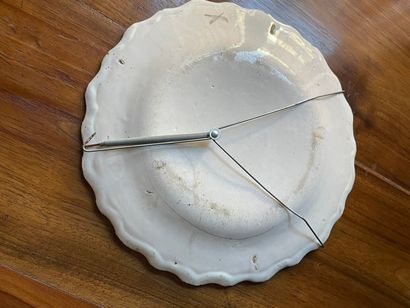 MOUSTIERS XVIII°

Assiette en faience à décor...