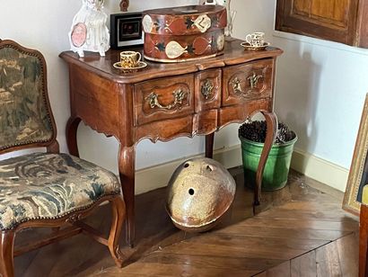Commode dite perruquière à profond tiroir...