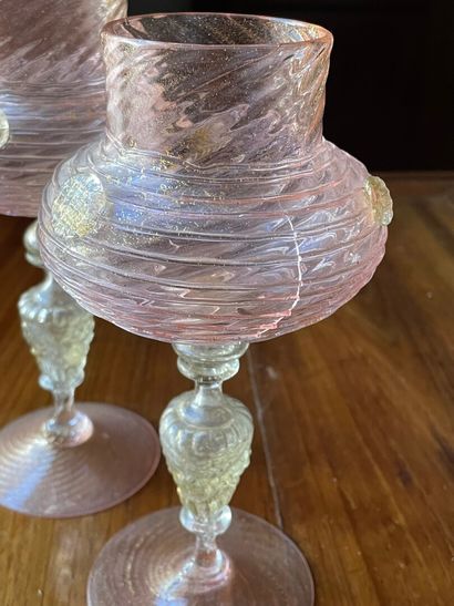 Collection de trois verres roses et paillons...