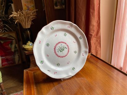 Petit plat rond en faience à décor d'oeillets

Fin...