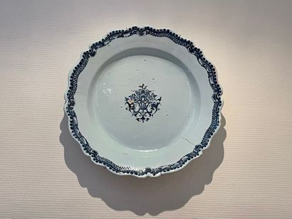 Grand plat en faience à décor de panier fleuri,...