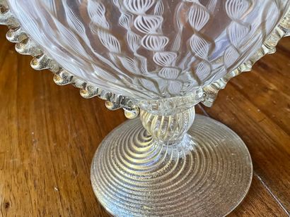 Vase lenticulaire sur piedouche, en verre...