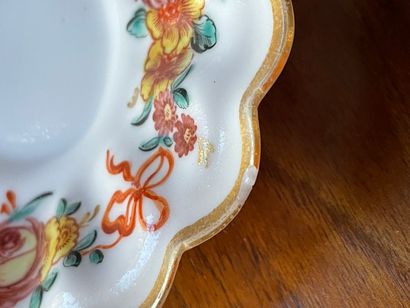 Tasse en verre opalin peint d'un profil d'homme...
