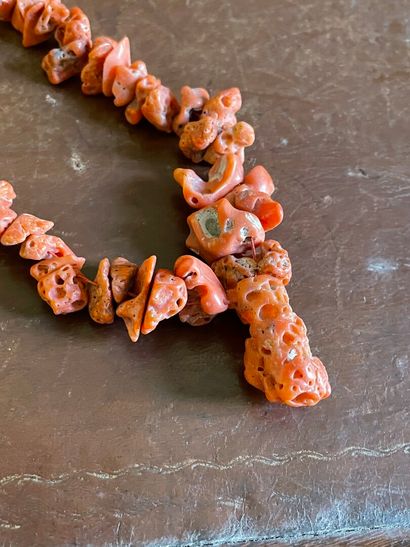 Collier de gorgone de couleur corail brut.

L:...