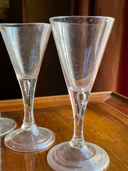 Paire de verres à jambe et un autre à filigrane...